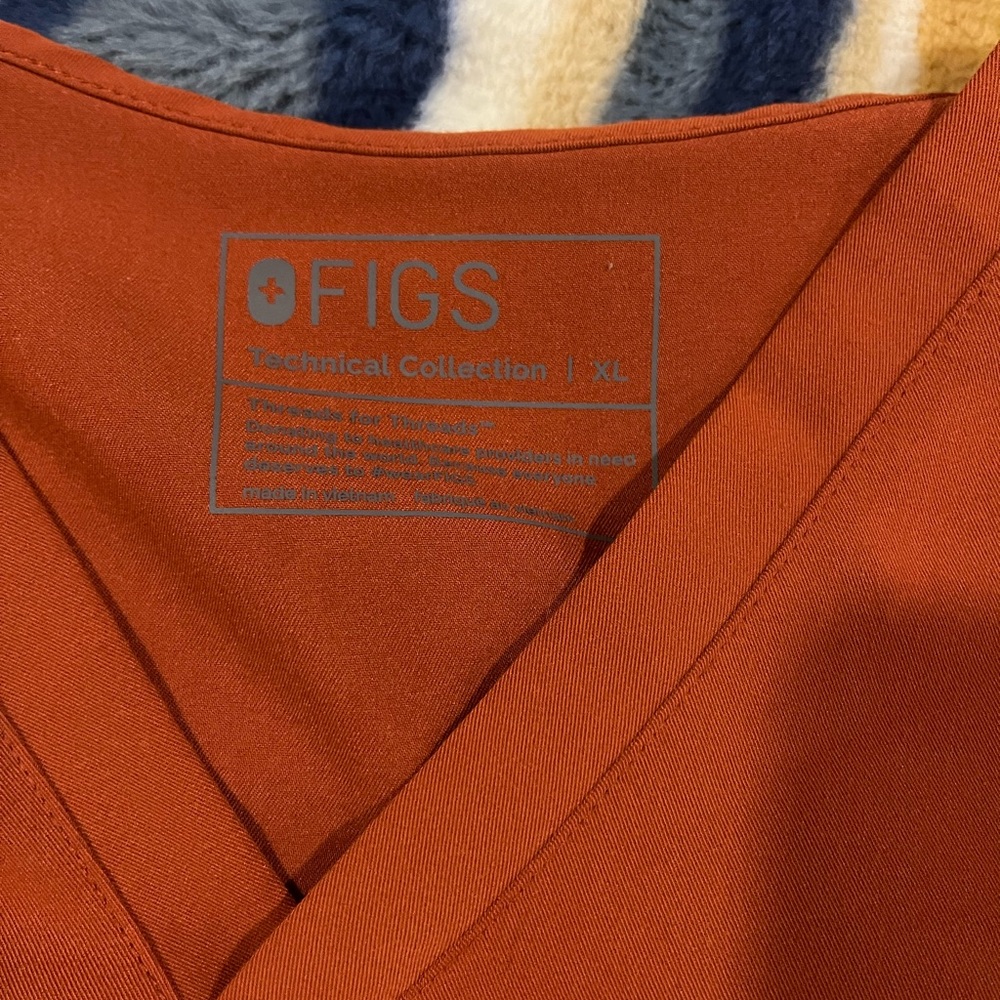 Figs Burnt Orange Scrub Set - Picture 4 of 13